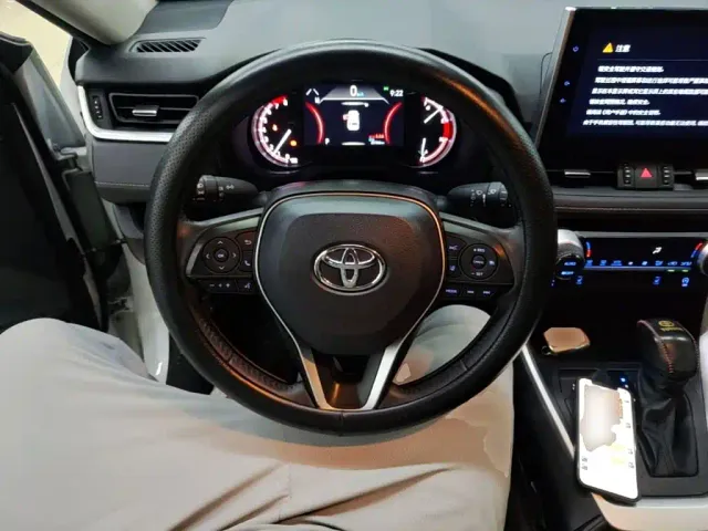 Toyota RAV4 — Фото автомобиля 10