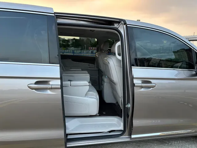 Roewe iMAX8 — Фото автомобиля 15