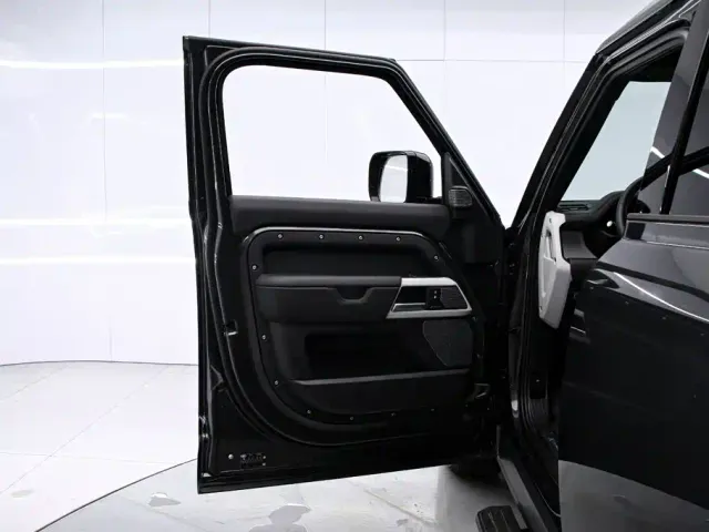 Land Rover Defender — Фото автомобиля 12