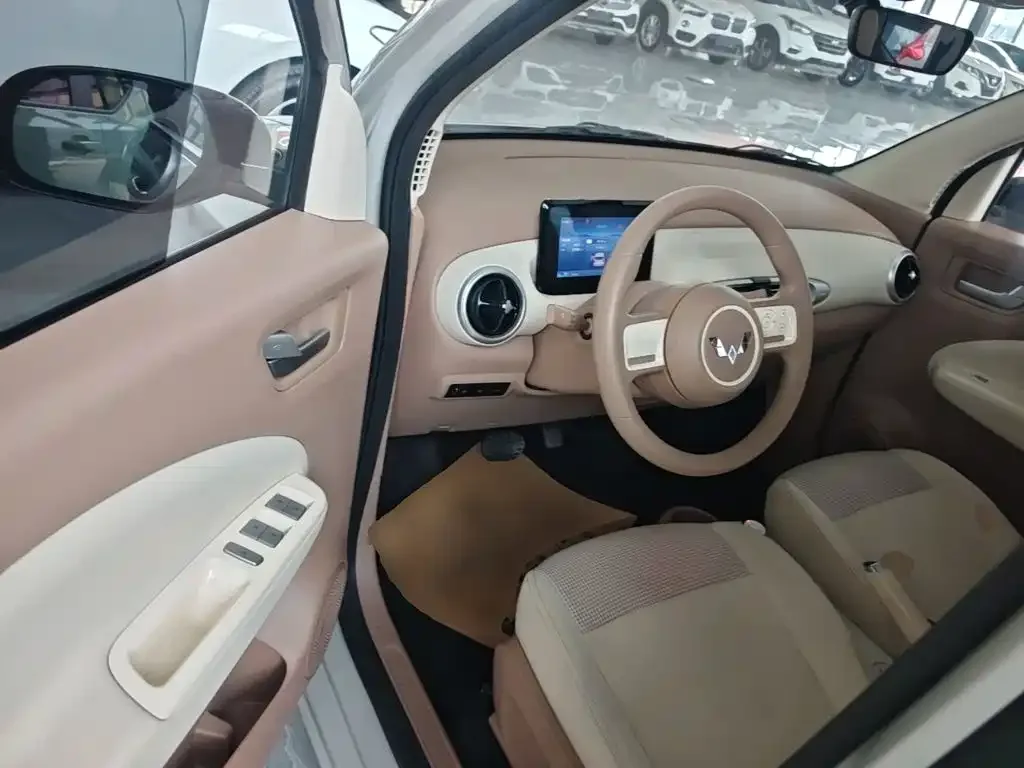Wuling Motors Hongguang MINIEV 2025 4-Door Premium Edition — Фото автомобиля 15