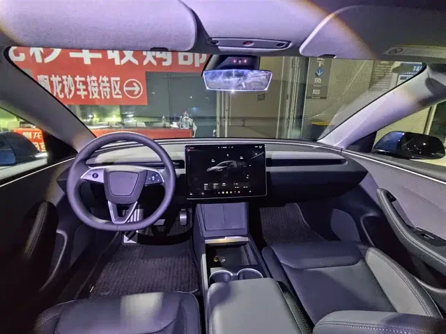 Tesla Model 3 — Фото автомобиля 5
