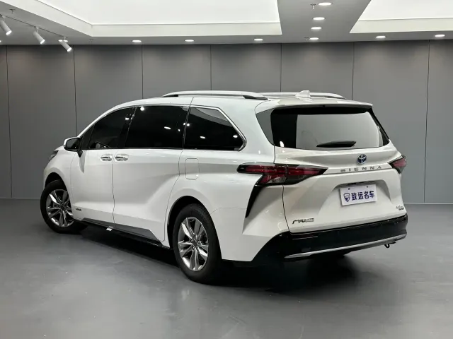 Toyota Sienna — Фото автомобиля 6