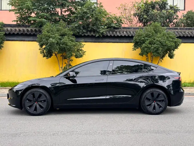 Tesla Model 3 — Фото автомобиля 5