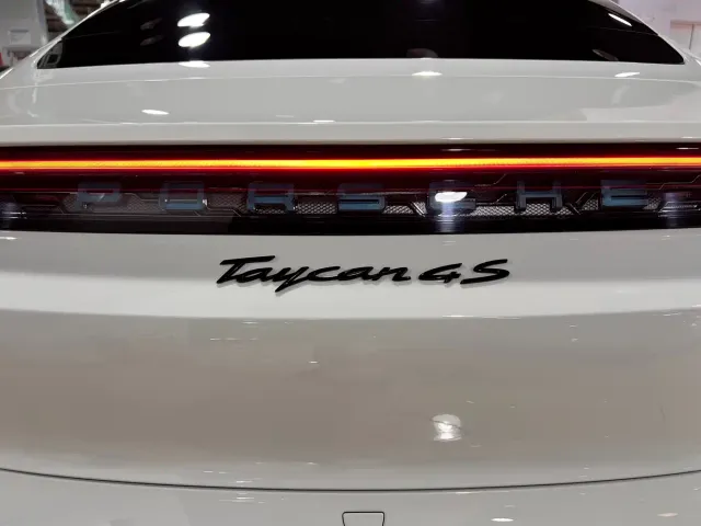Porsche Taycan — Фото автомобиля 19