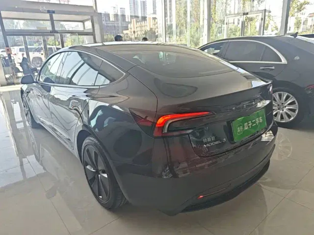 Tesla Model 3 — Фото автомобиля 4