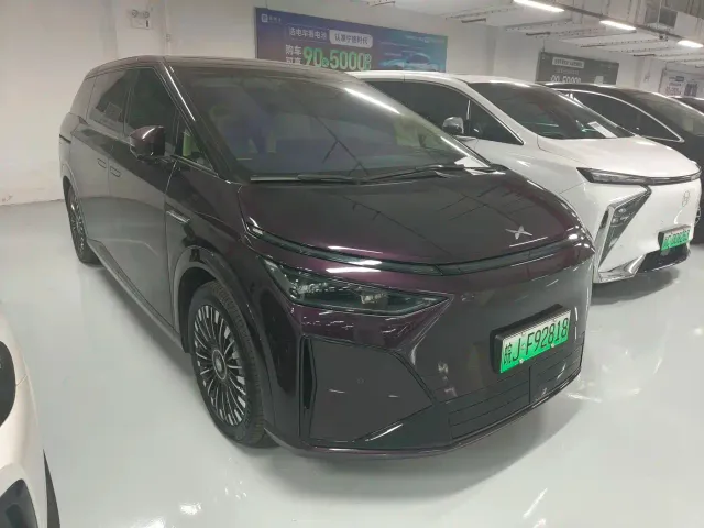 Xpeng X9 — Фото автомобиля 3