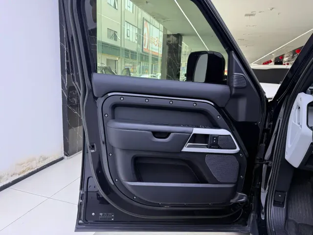 Land Rover Defender — Фото автомобиля 7