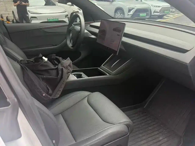 Tesla Model Y L — Фото автомобиля 3