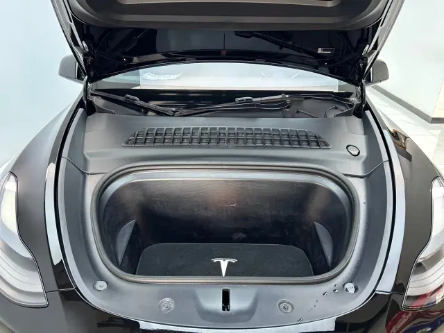 Tesla Model Y — Фото автомобиля 26