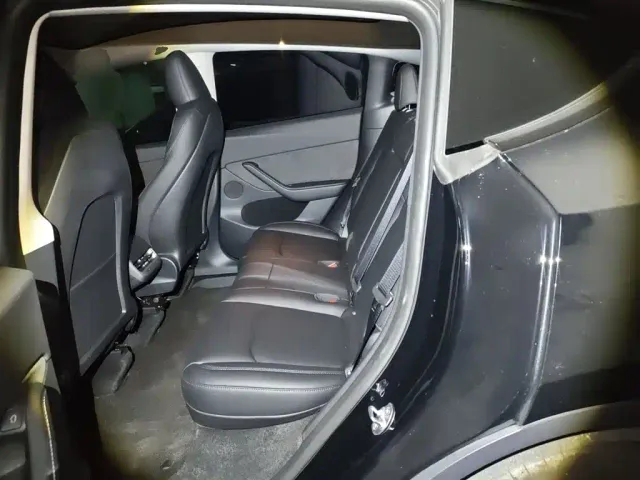 Tesla Model Y — Фото автомобиля 18