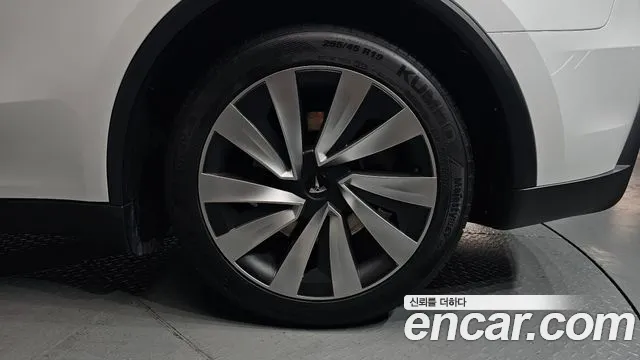 Tesla Model Y — Фото автомобиля 19