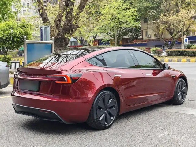 Tesla Model 3 — Фото автомобиля 6
