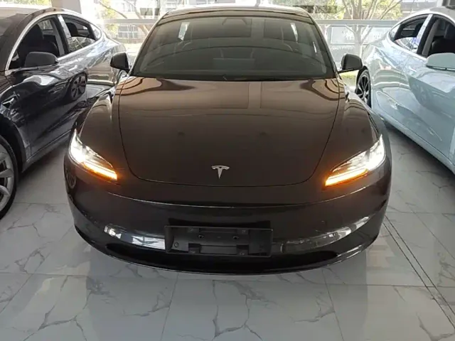 Tesla Model 3 — Фото автомобиля 2