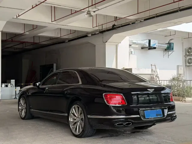 Bentley Flying Spur — Фото автомобиля 9