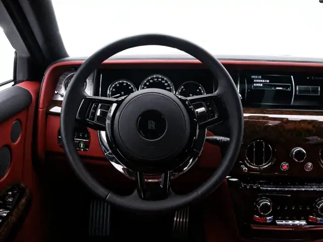 Rolls-Royce Phantom — Фото автомобиля 7
