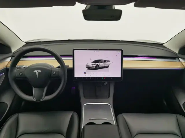 Tesla Model 3 — Фото автомобиля 5