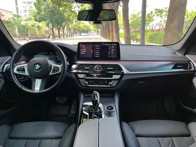 BMW 5 Series — Фото автомобиля 10
