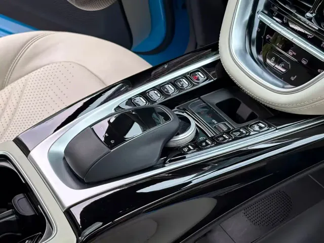 Aston Martin DBX — Фото автомобиля 18