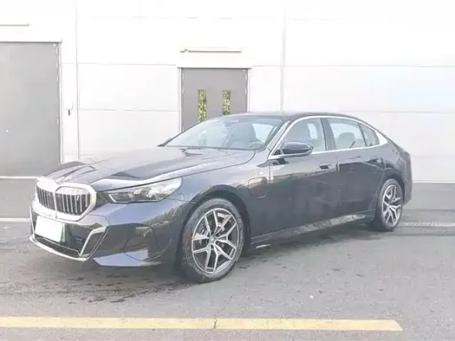 Фотография автомобиля — BMW i5