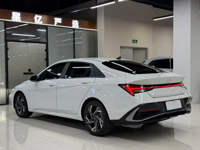 Hyundai Elantra — Фото автомобиля 19
