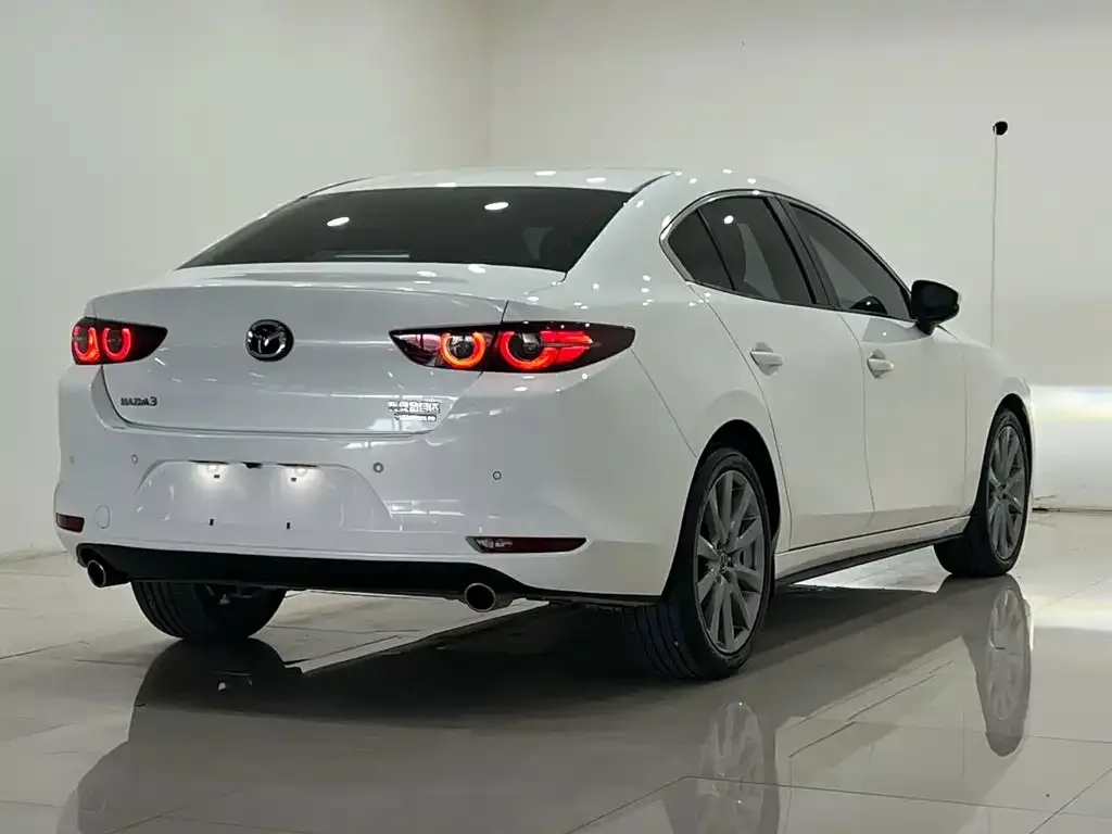 Mazda Mazda3 Axela 2023 2.0L Automatic Premium Edition — Фото автомобиля 10