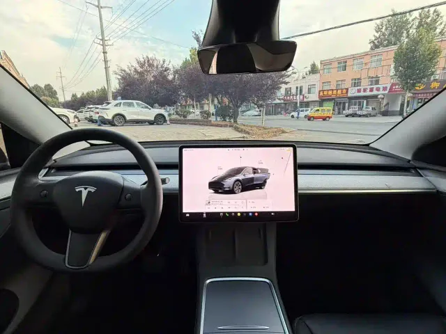 Tesla Model Y — Фото автомобиля 9