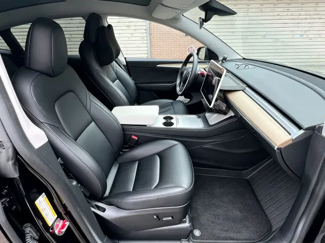 Tesla Model Y — Фото автомобиля 13