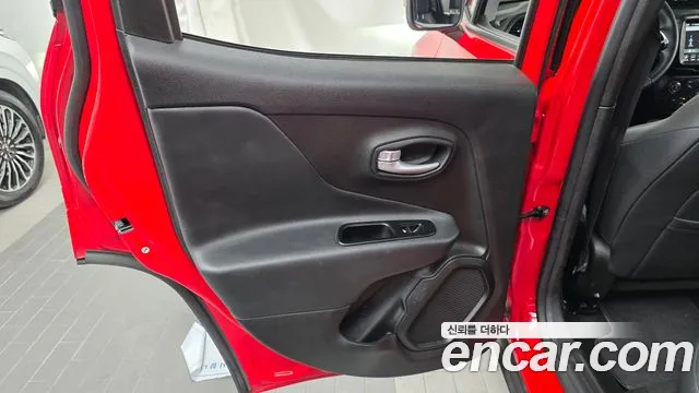 Jeep Renegade — Фото автомобиля 14