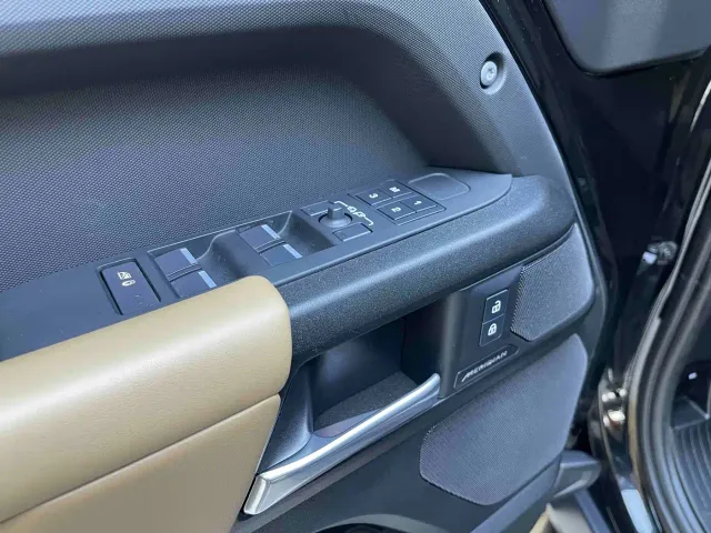 Land Rover Defender — Фото автомобиля 16