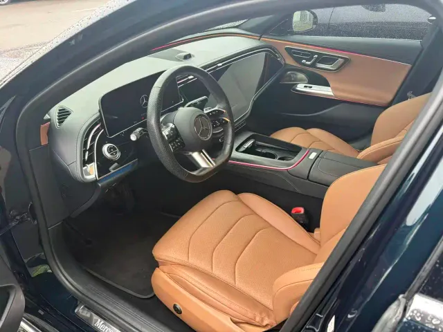 Mercedes-Benz E-Class — Фото автомобиля 3