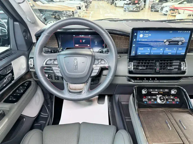 Lincoln Navigator — Фото автомобиля 11