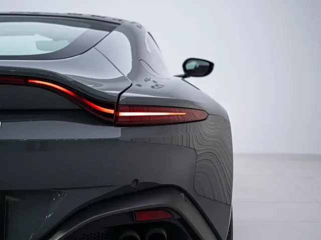 Aston Martin V8 Vantage — Фото автомобиля 10