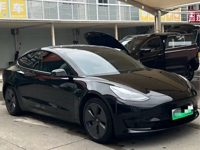 Tesla Model 3 — Фото автомобиля 2