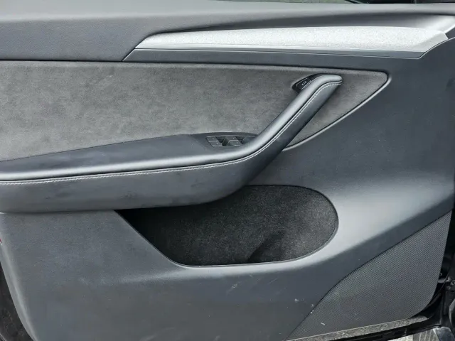 Tesla Model Y — Фото автомобиля 9