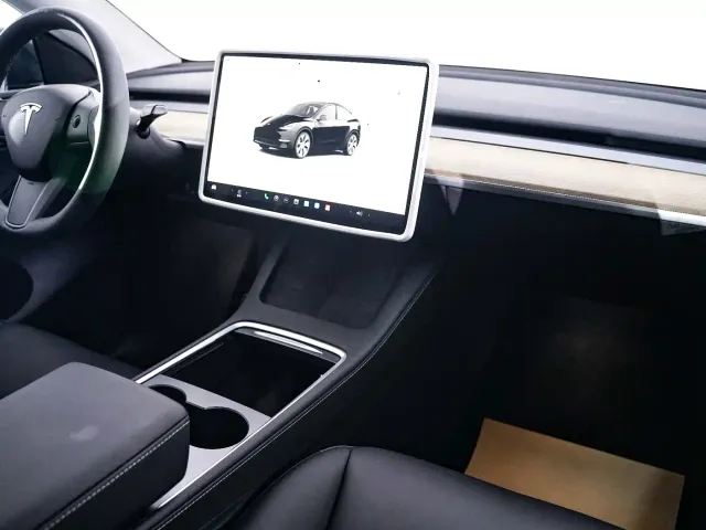 Tesla Model Y — Фото автомобиля 18