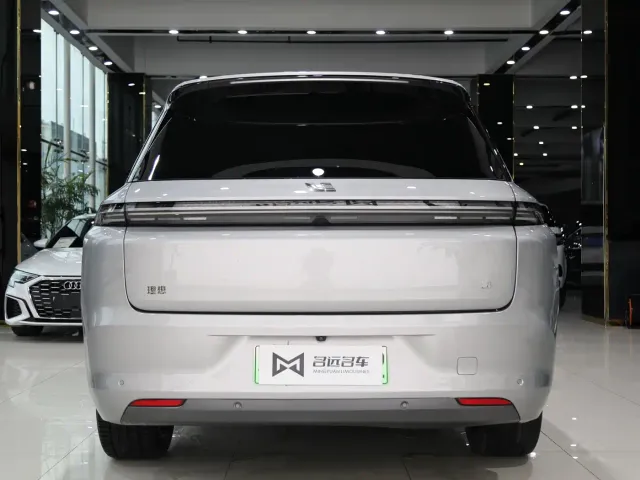 Li Auto L8 — Фото автомобиля 16