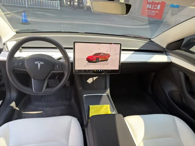 Tesla Model 3 — Фото автомобиля 6