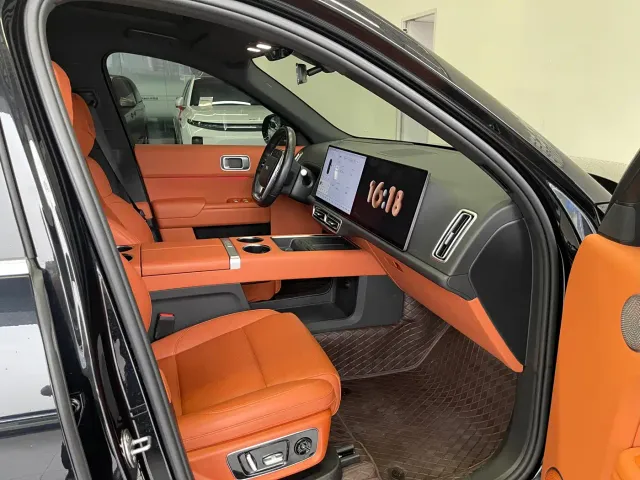 Li Auto L8 — Фото автомобиля 29