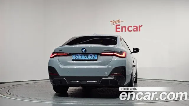 BMW i4 — Фото автомобиля 4
