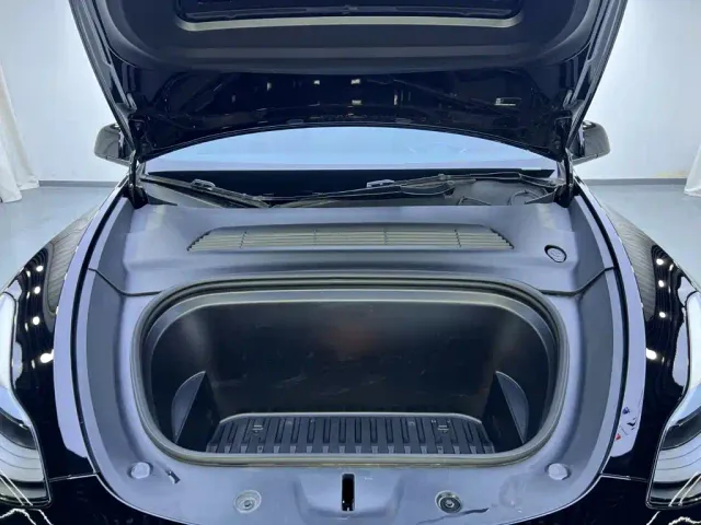 Tesla Model Y — Фото автомобиля 22