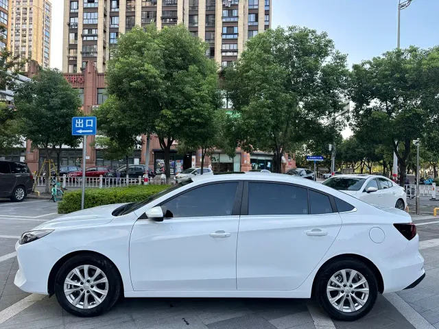 Roewe i5 — Фото автомобиля 3