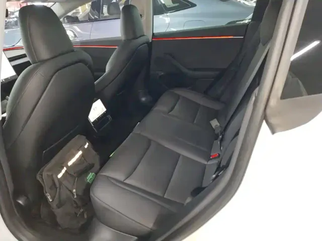 Tesla Model 3 — Фото автомобиля 12