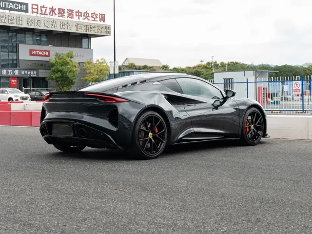 Lotus Emira — Фото автомобиля 4