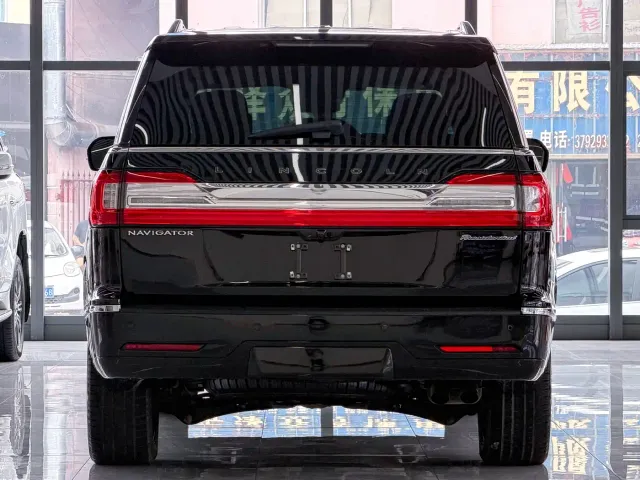 Lincoln Navigator — Фото автомобиля 3