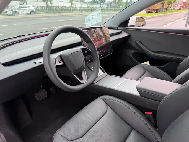 Tesla Model 3 — Фото автомобиля 6