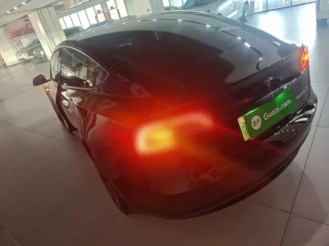 Tesla Model 3 — Фото автомобиля 4