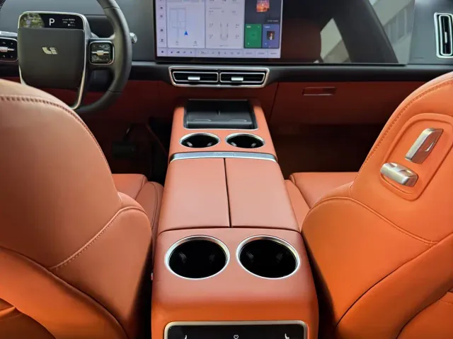 Li Auto L8 — Фото автомобиля 23
