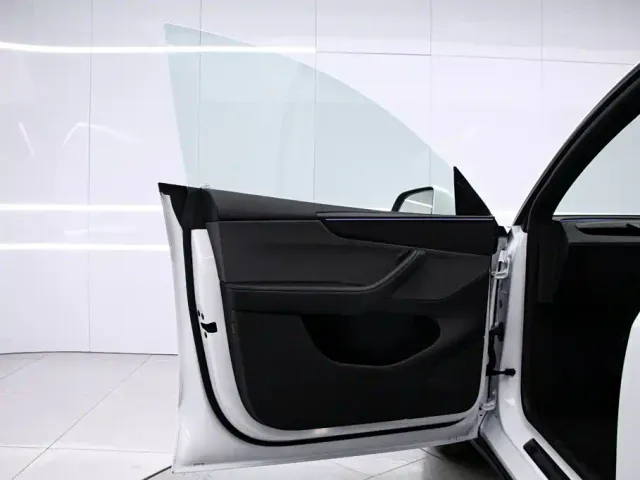 Tesla Model Y — Фото автомобиля 11