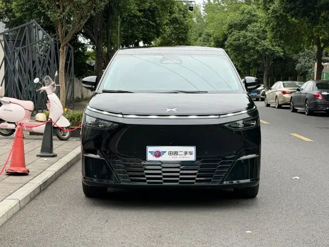 Xpeng X9 — Фото автомобиля 2