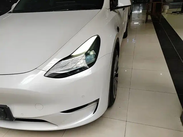 Tesla Model Y — Фото автомобиля 23